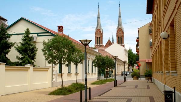 Justh Gyula utca a katolikus templommal