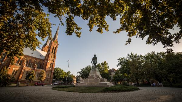 Kossuth_szobor_kat_templom