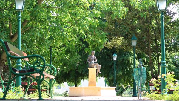 szobor_távolabbról_újkígyós_