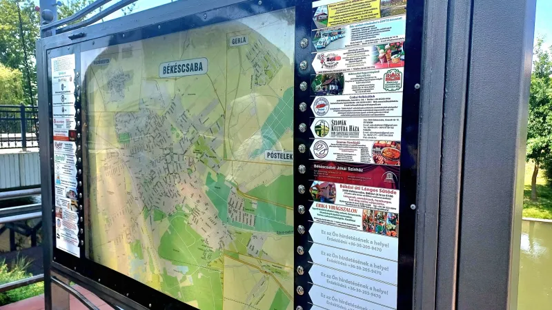 Új információs tábla segíti a tájékozódást a turisztikai főpályaudvaron